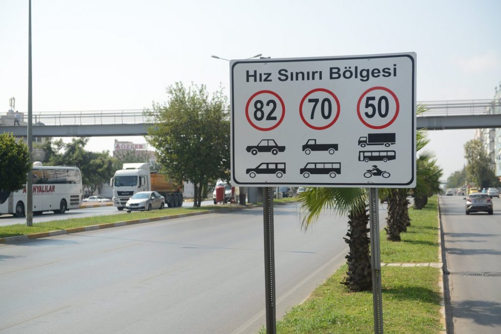 Hız sınırı bölgesi tabelası