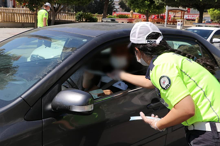 Trafik denetlemesi yapan bir polis