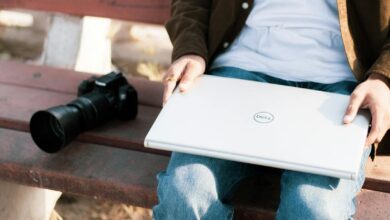 Çevrimiçi Kazanç Yöntemleri 2 Kamera ve Laptop ile bir bankta oturan insan